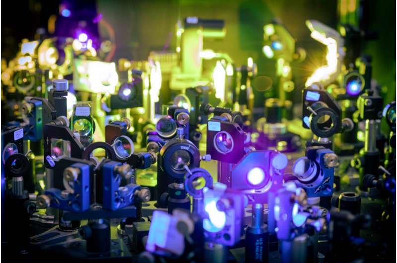 Διάγραμμα που δείχνει πώς παλμοί φωτός αλλάζουν τη μαγνητική κατάσταση ενός υλικού για υπολογισμούς.